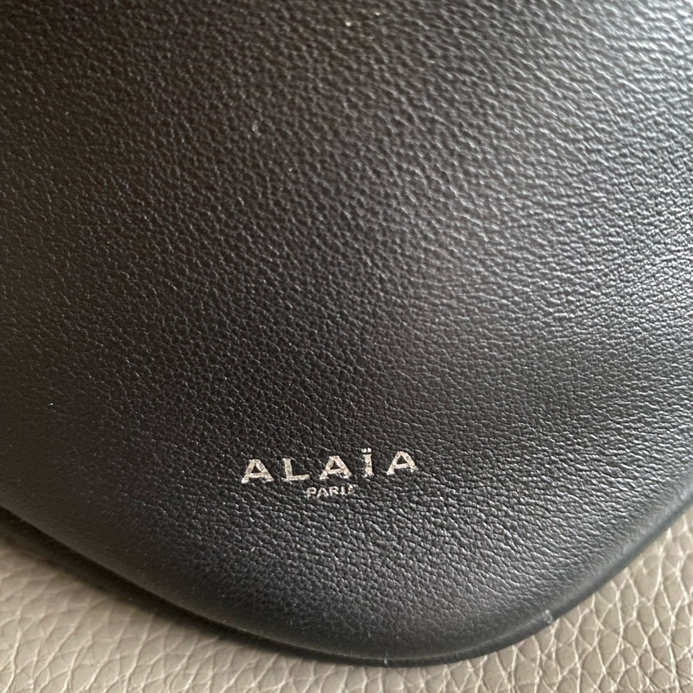 NEW Auth ALAÏA
Le Cœur Heart shape leather CLUTCH/BAG/ Wristlet Made in ITALY - Picture 11 of 16